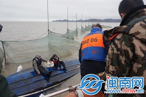 困在船底上的3个人，终于等来了救援人员
