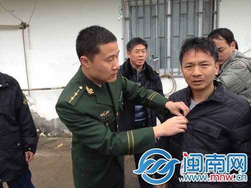 老高(右)游了两个小时才到岸边