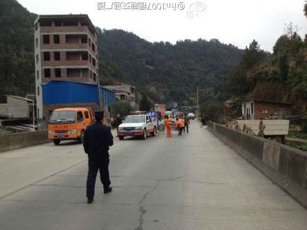306省道大田石牌长溪路段发生山体滑坡 (1)