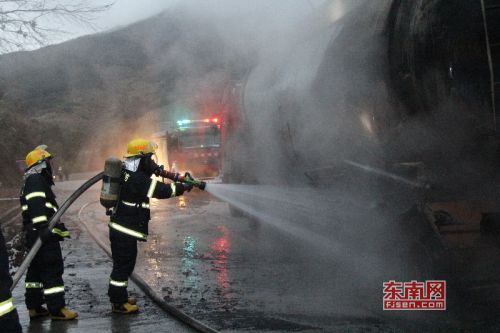 三明尤溪一水泥罐车行驶途中爆胎起火