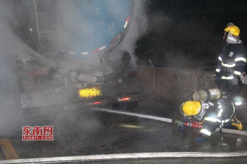 消防官兵对起火部位进行射水灭火