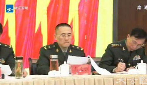 郭正钢佩戴少将军衔出席。（1月14日晚间浙江卫视视频截图）