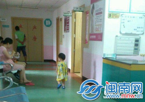 平时，妞妞就在医院里玩耍，在各个科室“串门子”