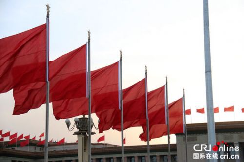 天安门广场红旗招展迎两会(高清组图)