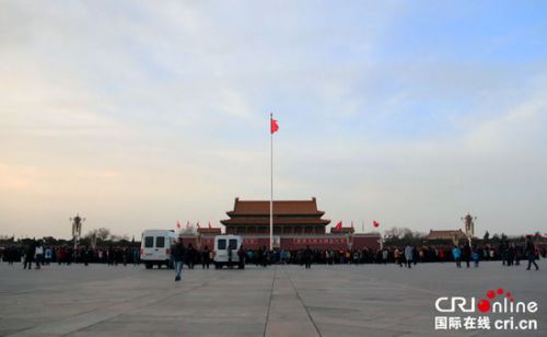 两会召开前的天安门广场照片：红旗招展民众留影(图)