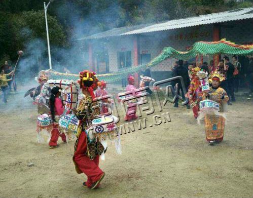 在村里老年活动中心，男童们唱跳竹马戏