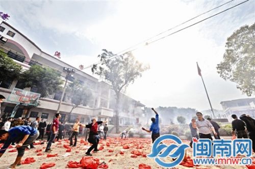 将鞭炮扔进炮楼并点燃里面的鞭炮，就算攻炮城成功
