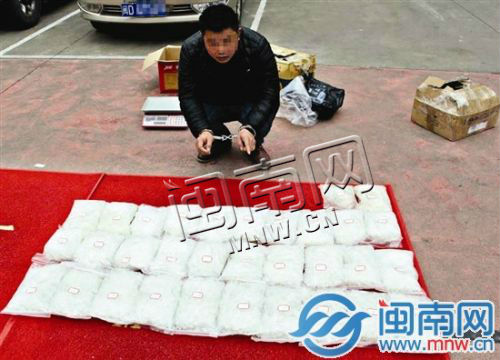 犯罪嫌疑人李某财及缴获的31.208公斤冰毒