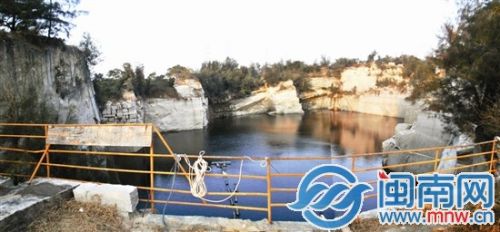 鸿山东园废弃石窟积满雨水