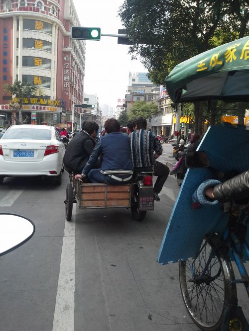 一辆三轮车竟然坐了6个人