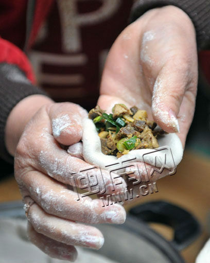 地瓜粉拌稀饭做皮，包上咸味的馅儿