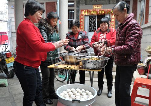 包咸味元宵圆，少不了厝边来帮忙