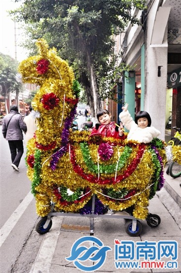 花灯车吸引邻居小朋友来玩耍