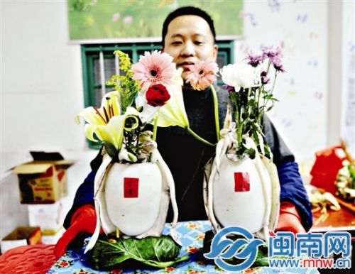 大目鱼做成的花瓶，插上鲜花后，菜就有了生气