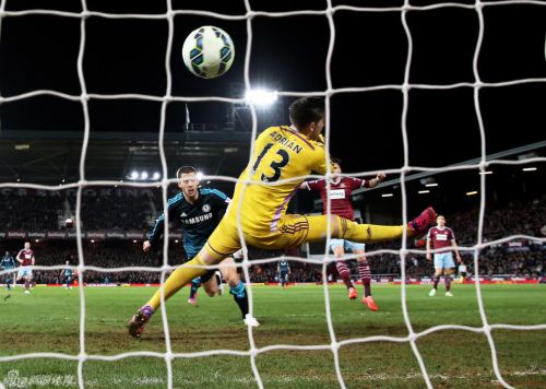 英超-阿扎尔绝杀球惹争议 切尔西艰难客胜5分