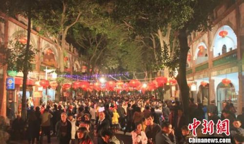 福建漳州灯谜会：小鲜肉成谜底 粤高手四获状元