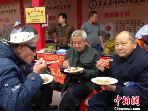 老一辈对面煎粿情有独钟。　余丹　摄