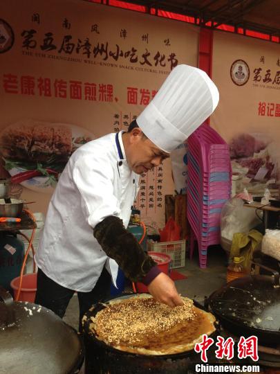 康师傅正在制作面煎粿。　余丹　摄