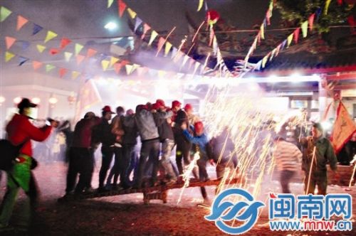 专人用“火梨儿”向抢尪轿的青年喷射