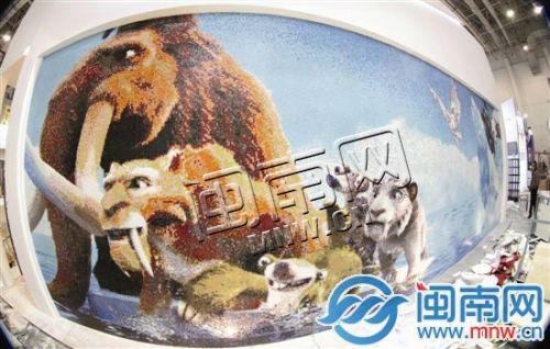 这幅惟妙惟肖的“冰河世纪”是由水晶马赛克打造的
