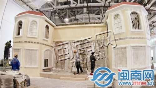 参展企业将“别墅”搬进石材展，工人紧张装修中