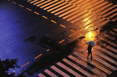 昨晚，福州市区阴雨连绵，路上行人稀少