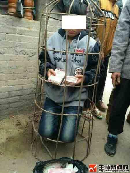 广西10岁男孩偷钱被抓 遭困猪笼浸水塘(图)