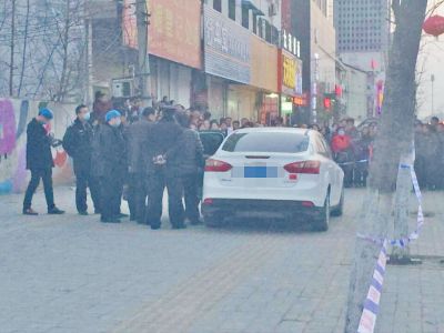 小夫妻死于车中,民警勘查现场。