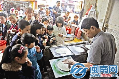 小记者们边看春饼皮制作，边吃热乎乎的饼皮，别提有多美了