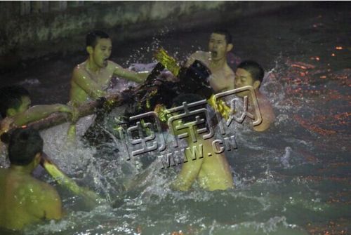 澶ф眽灏嗘挼杞垮乏鍙虫憞鎽嗕綔鈥滀笅姘存搷鈥濊〃婕?jpg