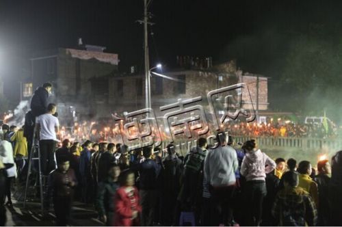 鍥磋鐨勬潙姘戦噷澶栦笁灞?jpg