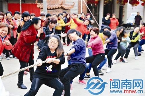 拔河的主妇们都铆足了劲２