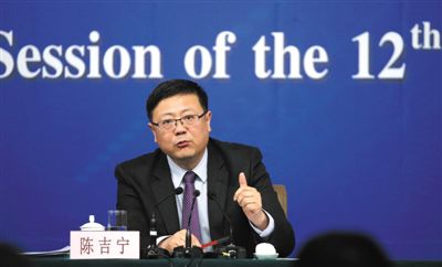 昨日，十二届全国人大三次会议新闻中心，环保部部长陈吉宁回答中外记者提问。新京报记者
