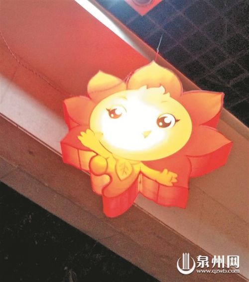 灯展上美丽的卡通太阳花（陈静芳 摄）