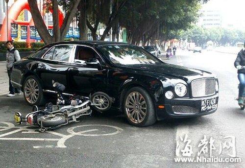电动车逆行刮坏宾利 宾利车主：“不要你赔” 