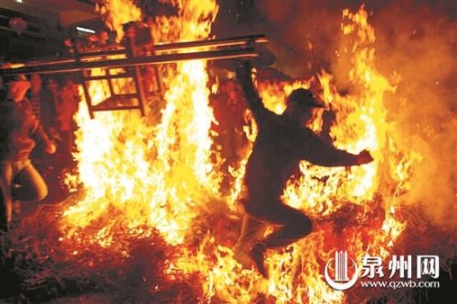 民俗活动，勇敢的市民舞得不亦乐乎。