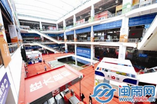下月，百货峰会将和鞋博会同期在美旗城举行；图为去年鞋博会的盛况（资料图）