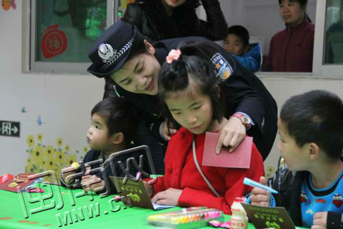 女民警教福利院孩子填写爱心户口簿