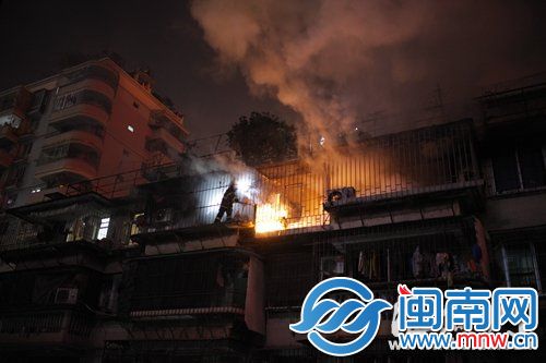 起火的是八楼一间单元房