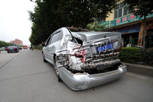 小轿车被追尾