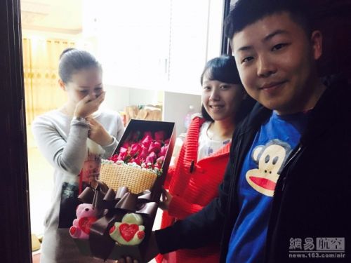 收到33朵红色玫瑰曲雅文喜极而泣