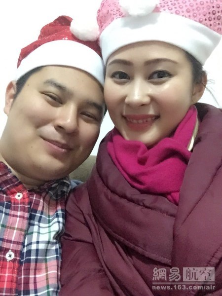 圣诞节，张梁扮成圣诞老人等待工作归来的妻子