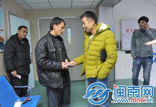 吴先生(左二)收到新同事的捐款十分感动