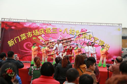女人唱主角，男人来陪衬