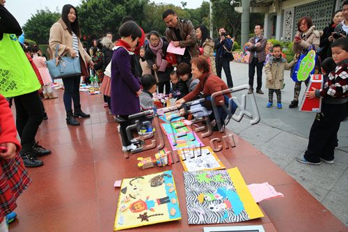 萌娃在父母陪伴下，义卖手工艺品