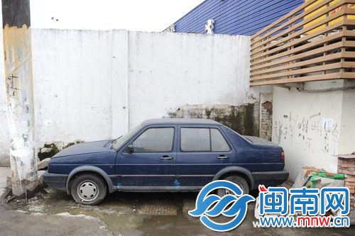 轿车停在墙壁和立柱之间，空隙只有十多厘米