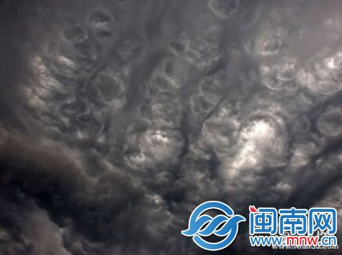 金山上空的“圈圈云”