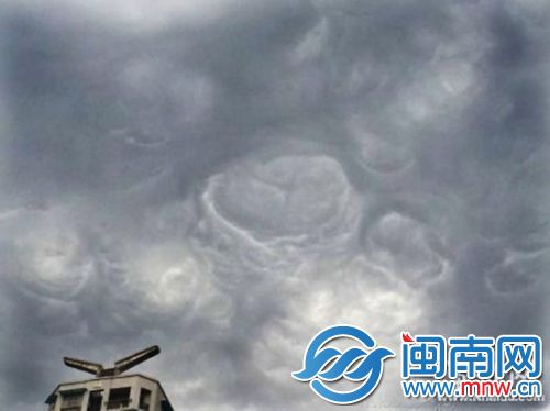 通湖路上空的“圈圈云”（网友供图）