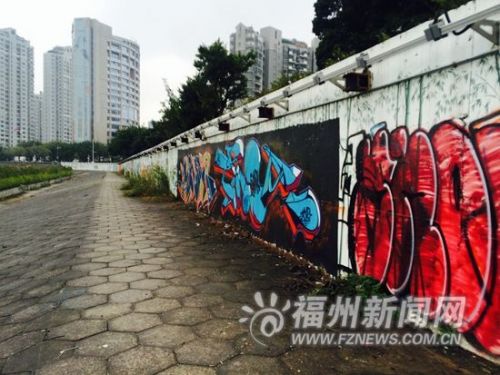 福州閩江堤岸現(xiàn)數(shù)百米長“涂鴉墻” 影響市容或被罰
