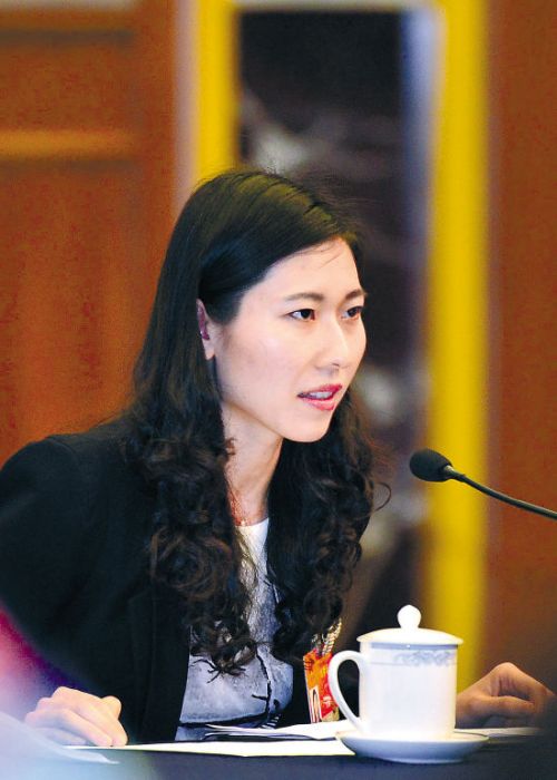 广东揭西县27岁女村官代表王玲娜:不介意当剩女不将就